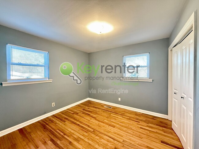 Photo - 221 Robert E Lee St