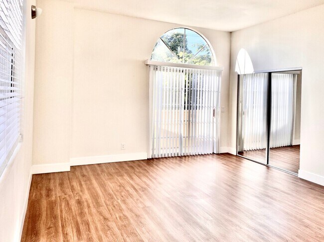 2456 Arizona Ave