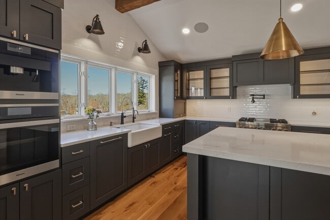 Photo - 235 Brook St