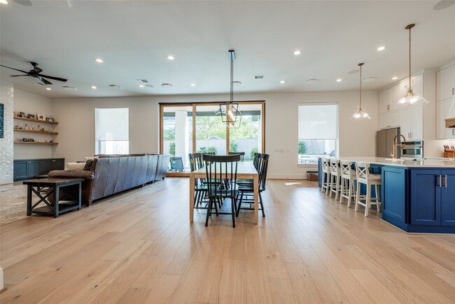 Photo - 907 W 43rd St