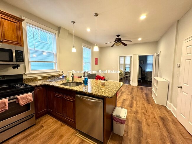 Photo - 719 Parker St