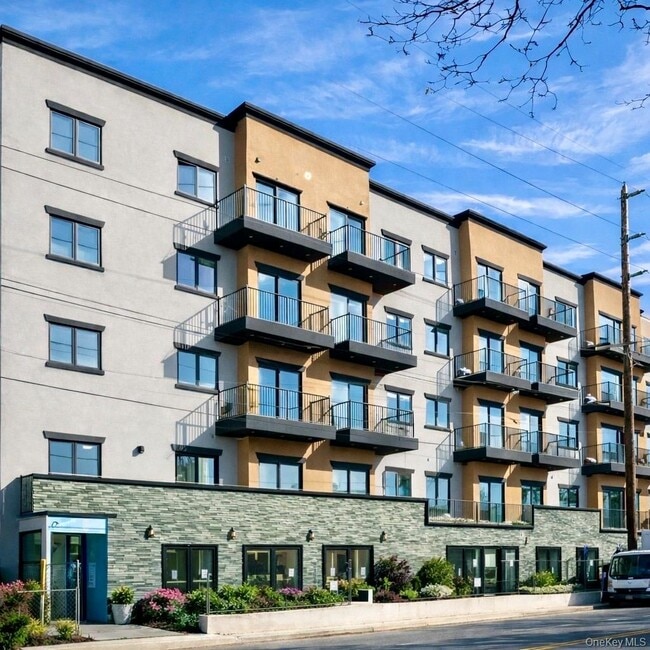 Building Photo - 356-370 Bayview Ave