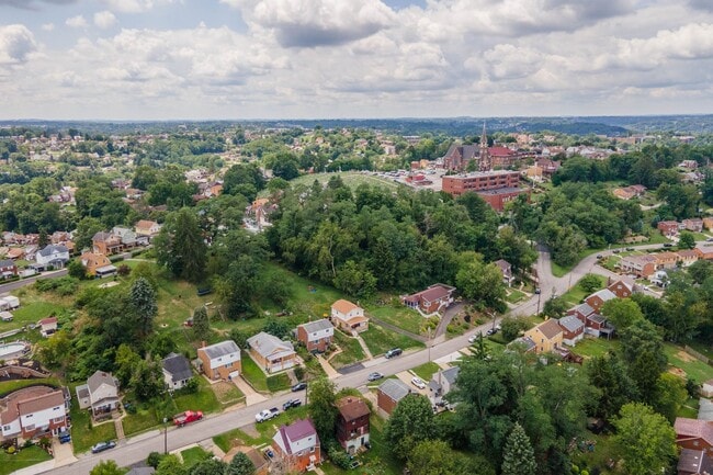 Photo - READY FOR MOVE IN! FANTASTIC 3-bedroom loc...