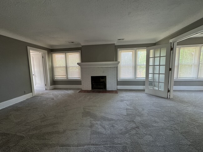 Building Photo - 574 W Goldengate St Rental
