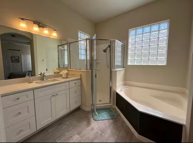 Photo - 554 Lockbreeze Dr