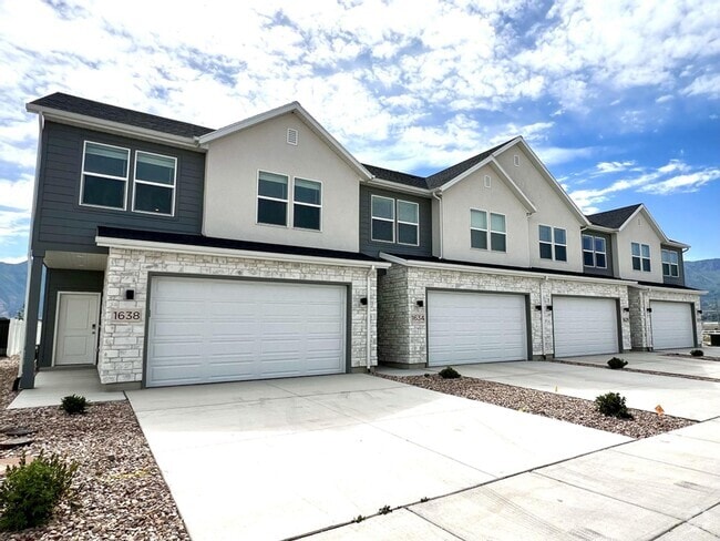 Building Photo - LOVELY TOWNHOME IN SALEM