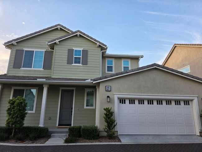 Modern 4BR Townhome in Fontana - Modern 4BR Townhome in Fontana