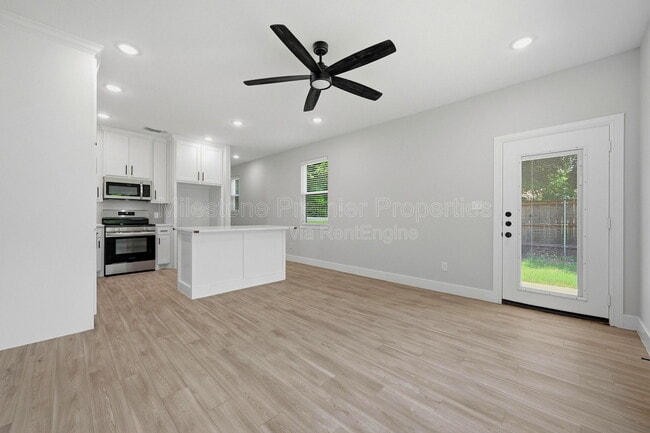 Photo - 931 W Collins St