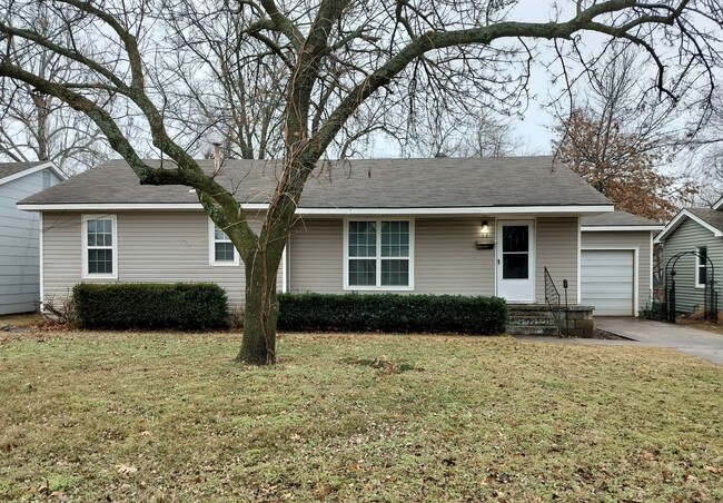 Building Photo - 3 bedroom 1 bath house with garage and cen...