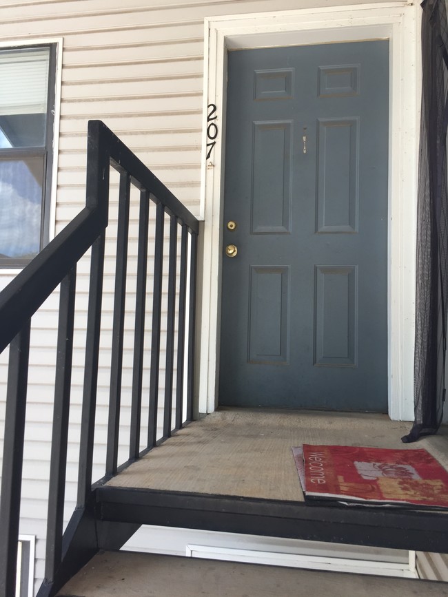 Puerta principal - 1932 E Lindsey St Unidad 207