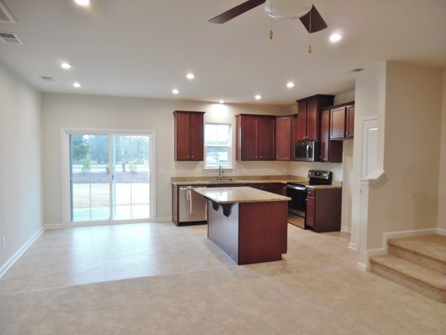 Photo - 111 Roundtree Dr