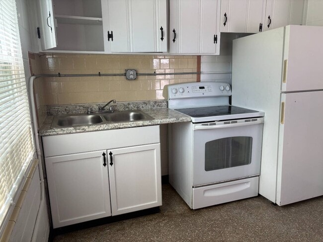 Building Photo - 12420 N Florida Ave