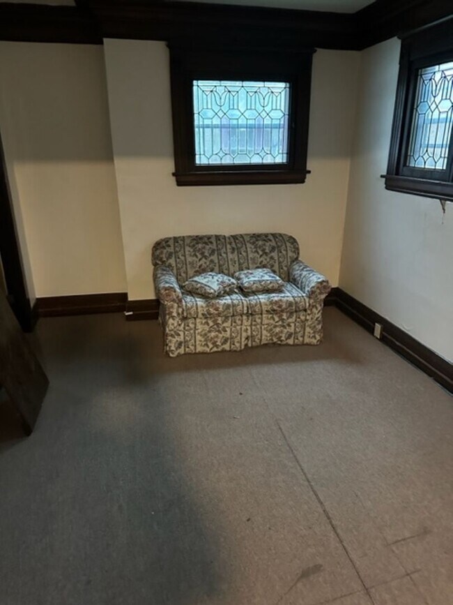 Buchtel Ave 605 E. Apartment Unit 1 Akron, OH