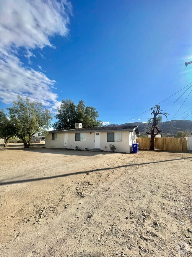 Building Photo - Serene 2 Bedroom 1 Bathroom Home