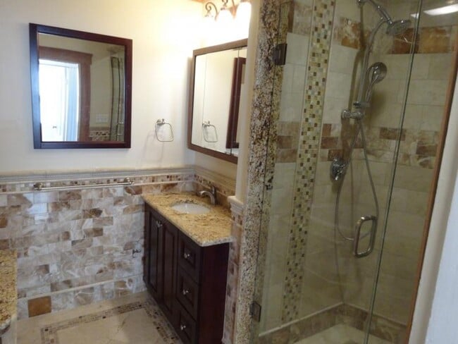 Photo - Bright Large luxury unit, High-End tiled bathrooms, In-Unit Washer and Dryer, Central Heat, AC, P...