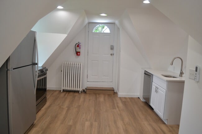 Photo - 436 Cornelia St Unidad Charming 1-Bedroom Top-Floor Walk-Up