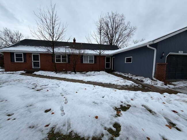 Photo - Large multi level duplex!