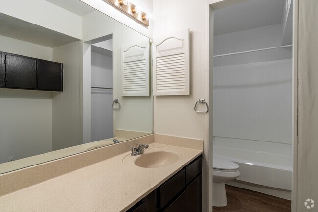3BR, 2BA - 1325SF - Segundo baño