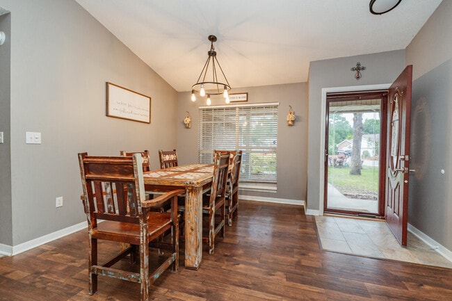 Photo - 425 Whirlaway Ct