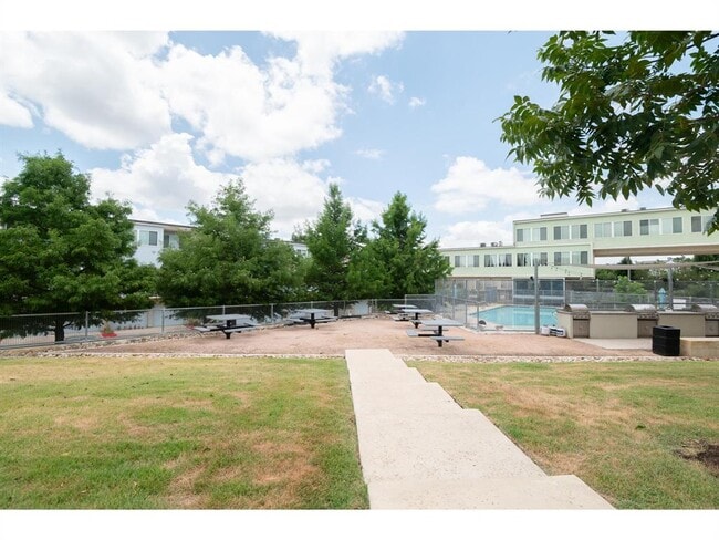 Building Photo - 604 N Bluff Dr Unit 210 Rental