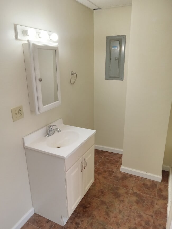 607 N Columbus St Unit 607 Upper Apt