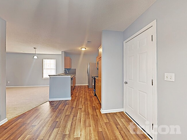 Photo - 208 E Waverly Pl Ct