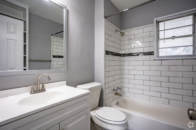 2BR, 1BA - 780SF - Bathroom - Claremont
