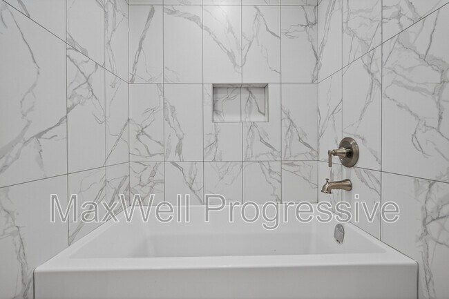 Photo - 10425-10470 70 Ave NW