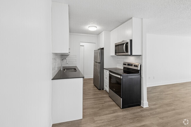 2BR, 1BA + Den - 917SF - Kitchen