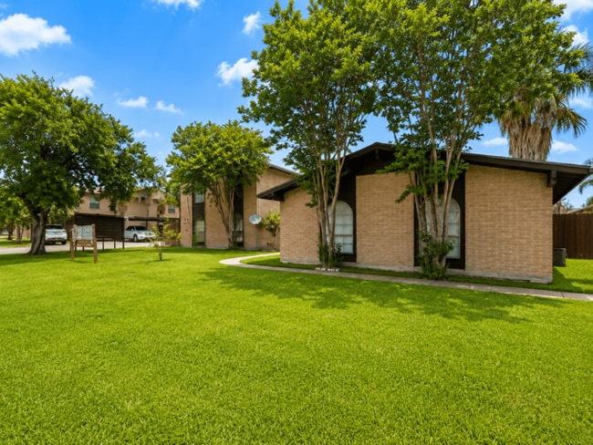 Building Photo - Oaks of Sam Houston