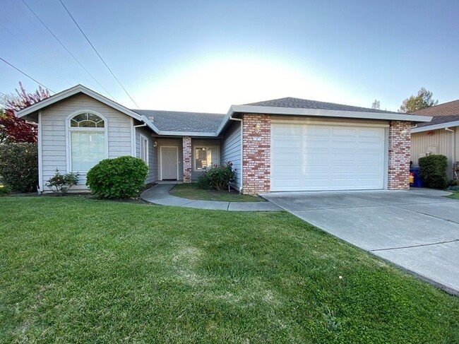 Building Photo - Beautiful Three Bedroom Single Level Napa Home