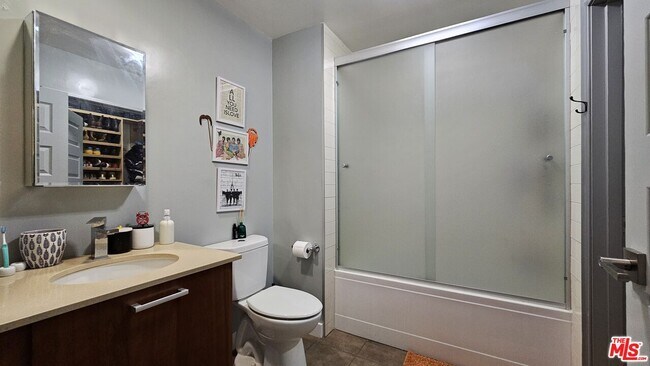 Photo - 645 W 9th St Unidad 609