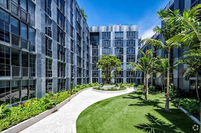 Building Photo - 240 NW 25th St Unit 305 Rental
