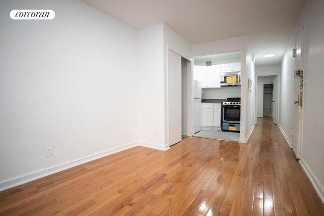 Building Photo - 320 W 22nd St Rental