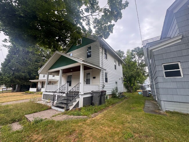 Building Photo - 628 W Thomas St