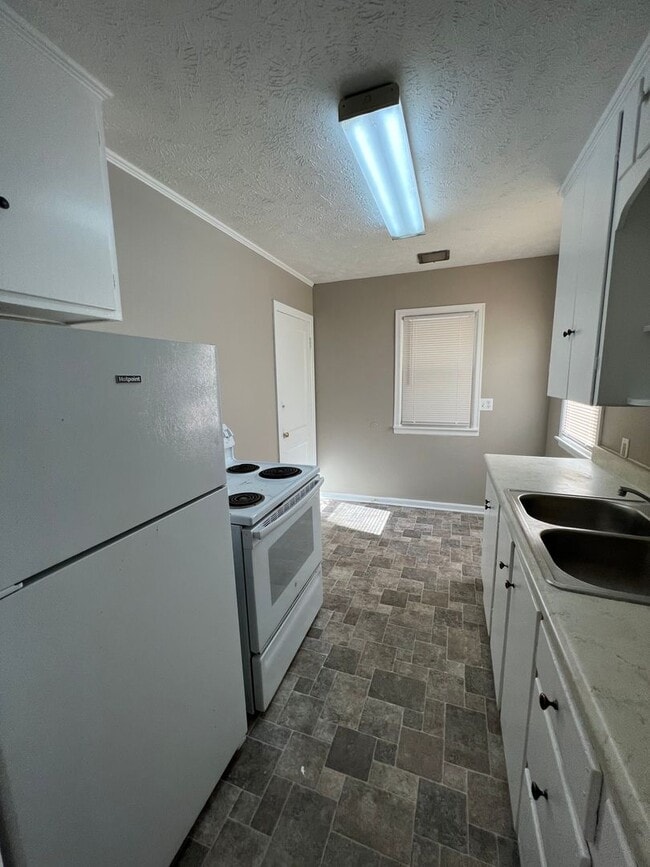 Photo - Beautiful 3 bed 1.5 bath w Garage $1495