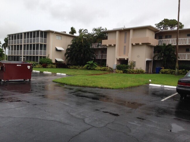 Building Photo - 2562 Garden Dr N Unit 203 Rental