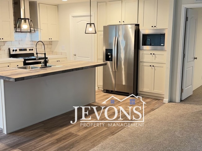 Photo - $250 off the first month's rent! Charming Maple Valley Home on a Quiet Residential Street