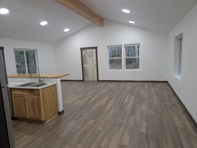 Photo - 320 S Toutle Rd