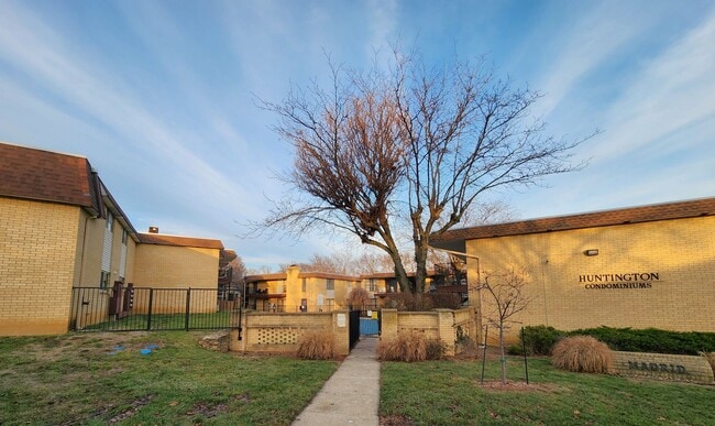 Photo - Huntington Condominiums, ground level, immaculate 1BR, 1BTH. Near biking/walking trails! Unit 126