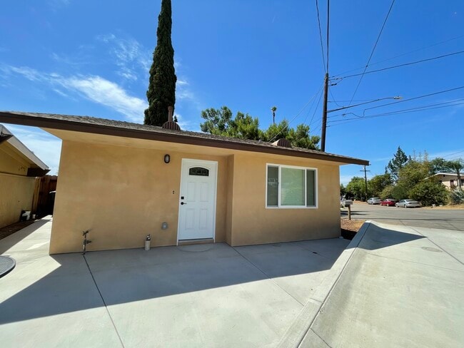 Building Photo - 703 W College St Rental