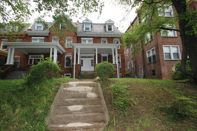 Building Photo - 303 E University Pkwy Rental