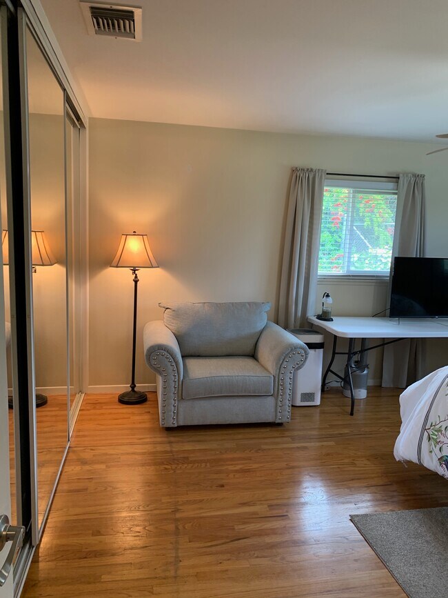 El dormitorio principal tiene puertas de armario con espejo. - 1558 Cameo Dr