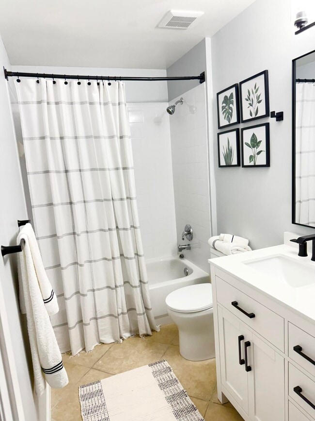 Building Photo - 2080 Greenview Shores Blvd Unit 413
