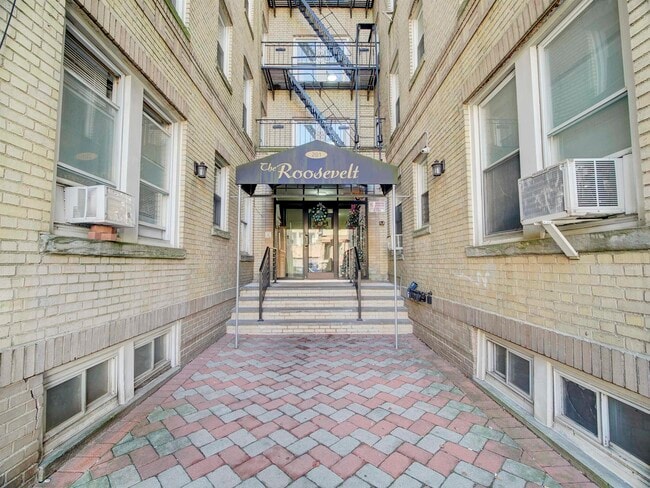 Building Photo - 201 45th St Unit B4