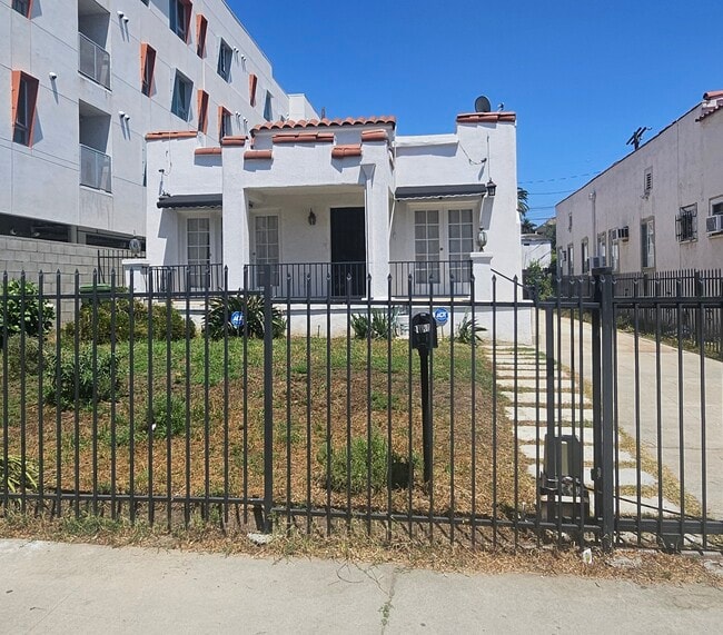 Photo - 1034 N Kenmore Ave Casa