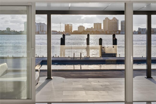 Building Photo - 1101 S Shore Dr
