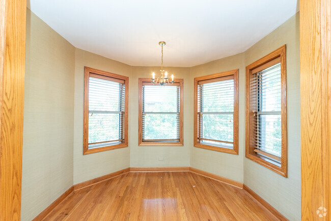 Building Photo - Massive 1300 sq ft 2 bed in Lakeview! Unit 3 Rental