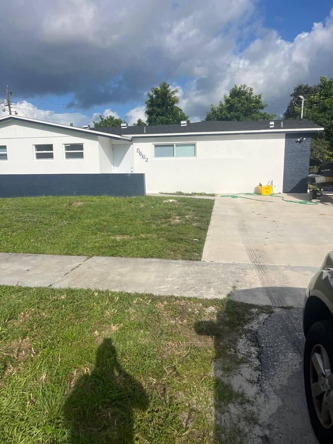 Building Photo - 5662 Parke Ave