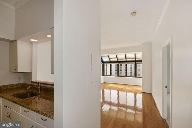 Photo - Georgetown. Upper *** Large, Stylish, Top ... Unit 1